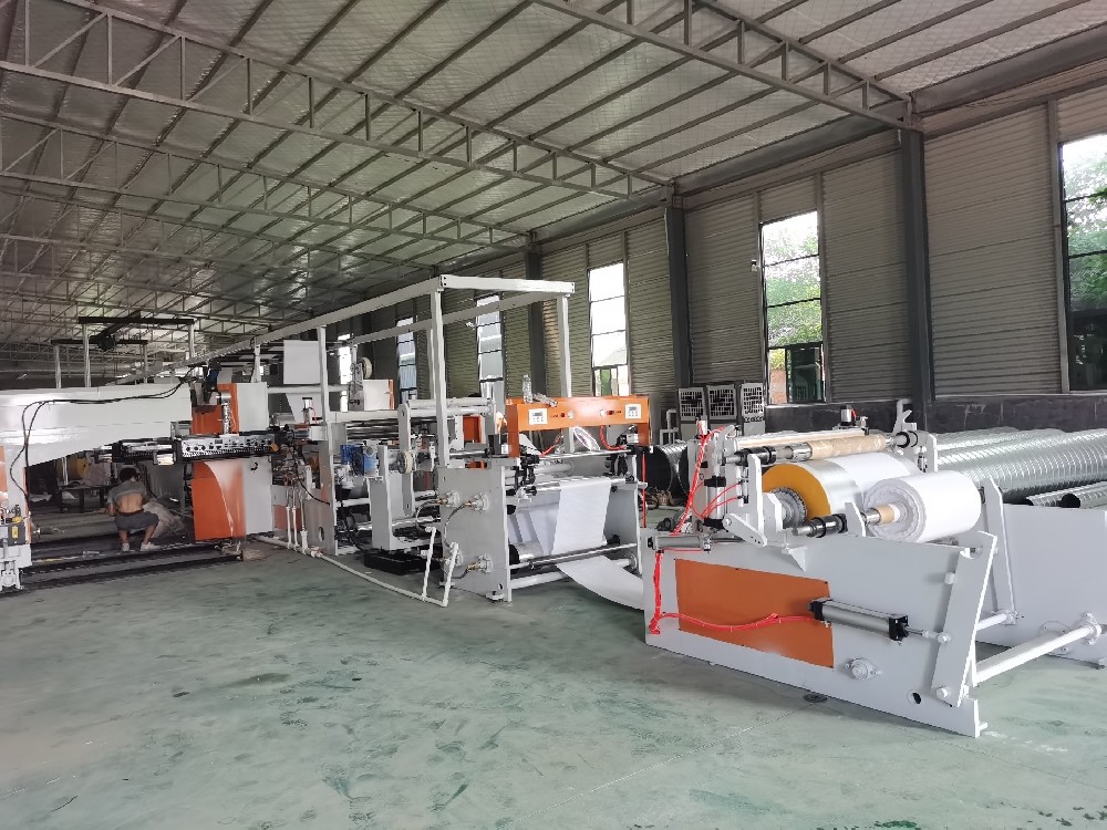 彩印覆膜袋生產(chǎn)車(chē)間